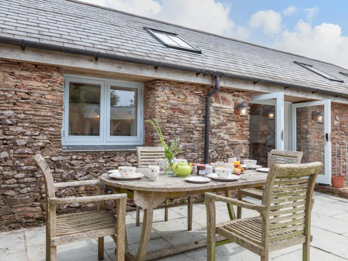 Swallows Barn, Dartmouth, Devon. Smart TV. Near a National Park. Off-road parking. Pet-free. Garden.