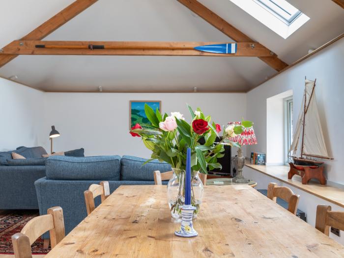 Swallows Barn, Dartmouth, Devon. Smart TV. Near a National Park. Off-road parking. Pet-free. Garden.