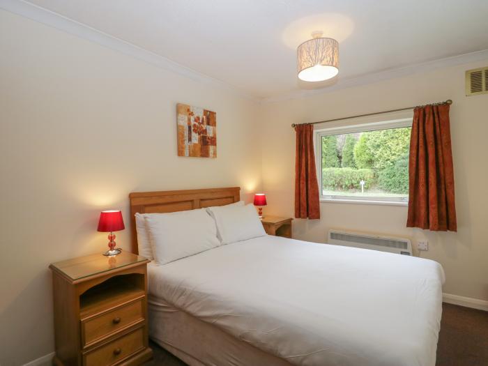 Chestnut Timber Lodge in Keswick, Cumbria. Off-road parking, in a National Park, pet-friendly, 2-bed