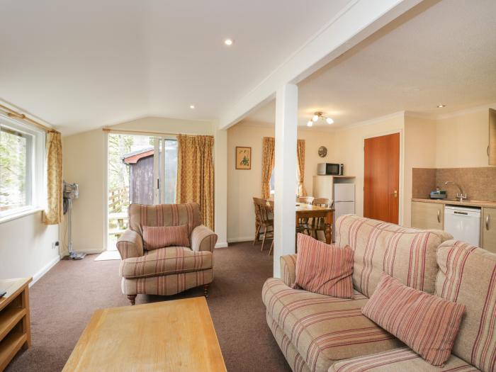 Chestnut Timber Lodge in Keswick, Cumbria. Off-road parking, in a National Park, pet-friendly, 2-bed