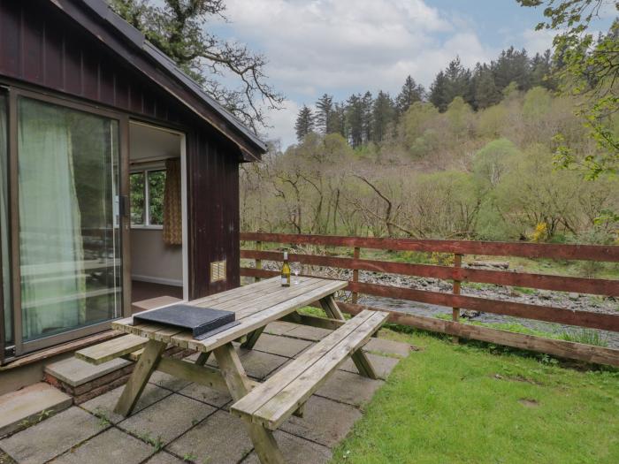 Chestnut Timber Lodge in Keswick, Cumbria. Off-road parking, in a National Park, pet-friendly, 2-bed