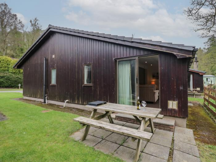 Chestnut Timber Lodge in Keswick, Cumbria. Off-road parking, in a National Park, pet-friendly, 2-bed