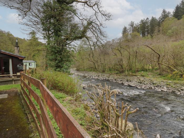 Chestnut Timber Lodge in Keswick, Cumbria. Off-road parking, in a National Park, pet-friendly, 2-bed