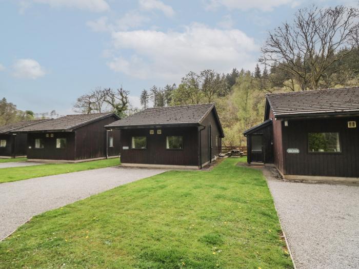 Dogwood Timber Lodge, in Keswick, Cumbria, off-road parking, in a National Park, pet-friendly, 2bed.