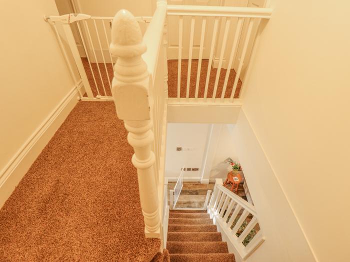 Castle Cottage in Lincoln, Lincolnshire. Three-bedroom home near amenities and attractions. Hot tub.