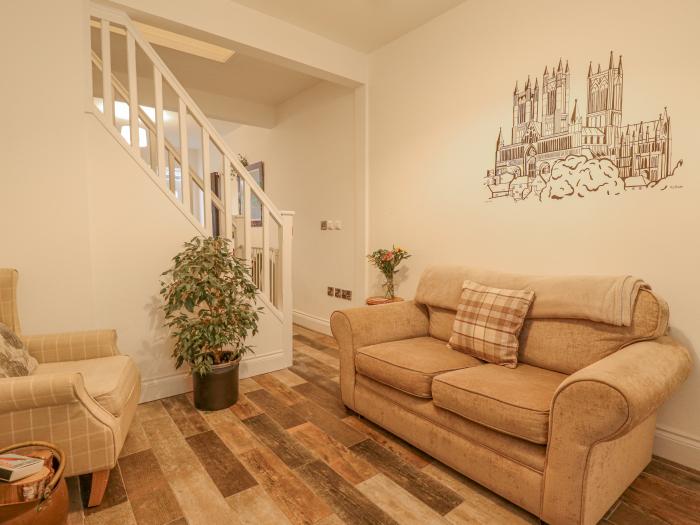 Castle Cottage in Lincoln, Lincolnshire. Three-bedroom home near amenities and attractions. Hot tub.