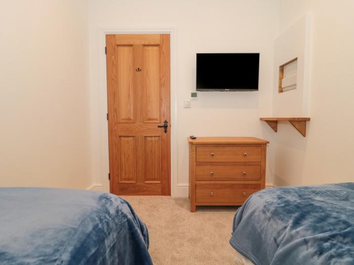 The Nest is in North Petherton in Somerset. Close to amenities. Private parking. Hot tub. Open-plan.