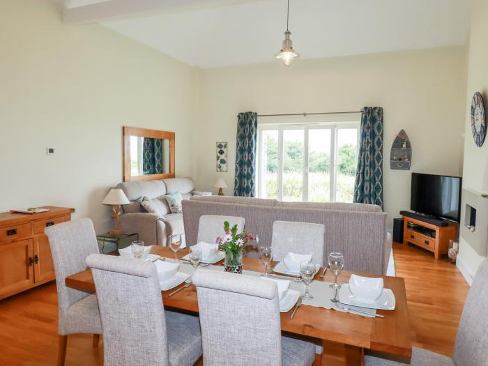 Pen-Y-Les, Edmonton near Wadebridge, Cornwall. Off-road parking. Close to pub. Open-plan. 3 bedrooms