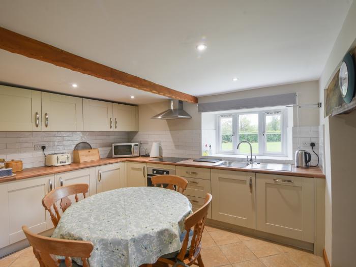 Millwater Cottage, Dalwood, East Devon. Off-road parking. In an AONB. Garden. Pet-friendly. TV. WiFi