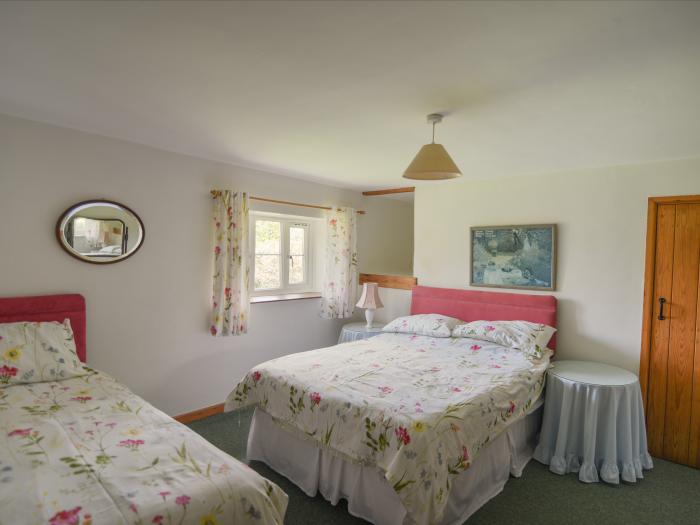 Millwater Cottage, Dalwood, East Devon. Off-road parking. In an AONB. Garden. Pet-friendly. TV. WiFi