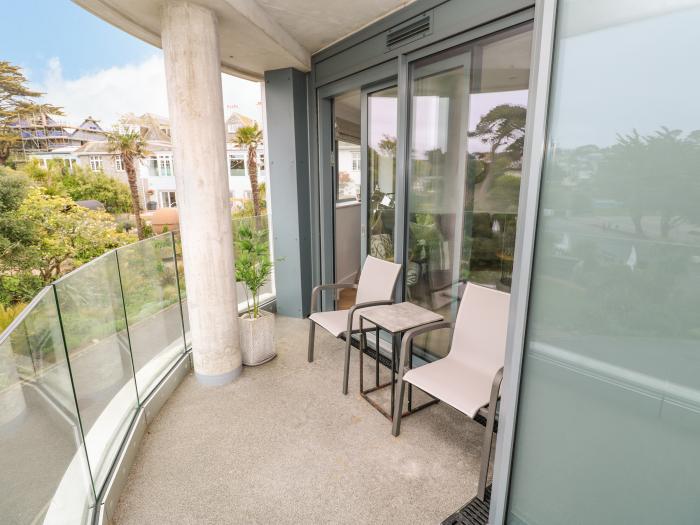 Sebastian's View in Falmouth, Cornwall. Sea views. Balcony. Smart TV. Off-road parking. Near a beach