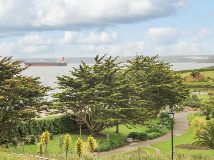 Sebastian's View in Falmouth, Cornwall. Sea views. Balcony. Smart TV. Off-road parking. Near a beach