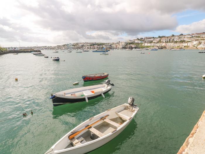 Sebastian's View in Falmouth, Cornwall. Sea views. Balcony. Smart TV. Off-road parking. Near a beach