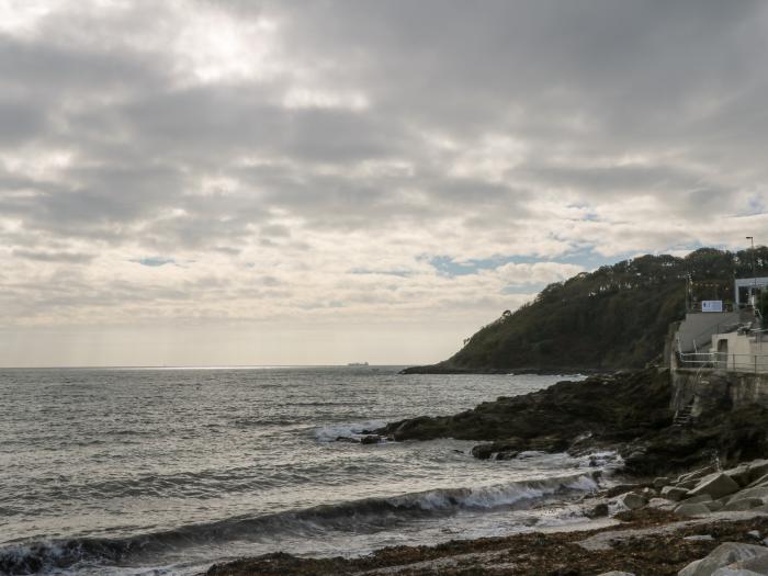 Sebastian's View in Falmouth, Cornwall. Sea views. Balcony. Smart TV. Off-road parking. Near a beach