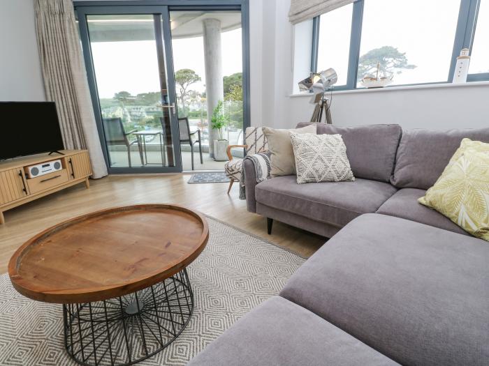 Sebastian's View in Falmouth, Cornwall. Sea views. Balcony. Smart TV. Off-road parking. Near a beach