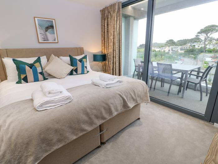 Sebastian's View in Falmouth, Cornwall. Sea views. Balcony. Smart TV. Off-road parking. Near a beach