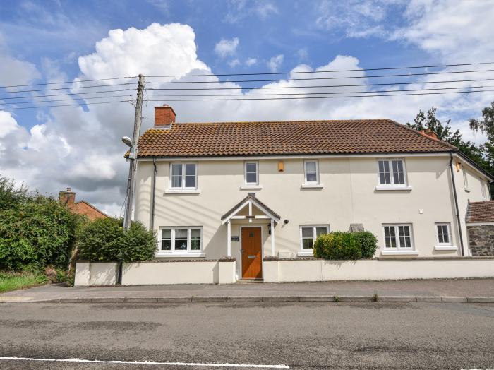 Rivermead, Seaton, Devon. Three bedrooms. Enclosed garden. Off-road parking. Beach nearby. Smart TV.