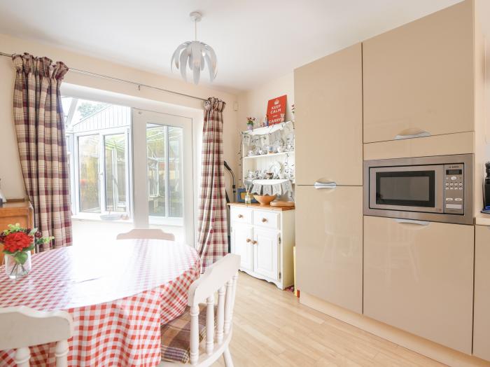 Rivermead, Seaton, Devon. Three bedrooms. Enclosed garden. Off-road parking. Beach nearby. Smart TV.