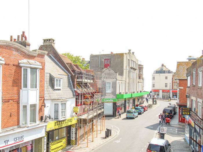 Stone's Throw, Weymouth, Dorset. Close to a beach, a shop and a pub. Garden. Local attractions. WiFi