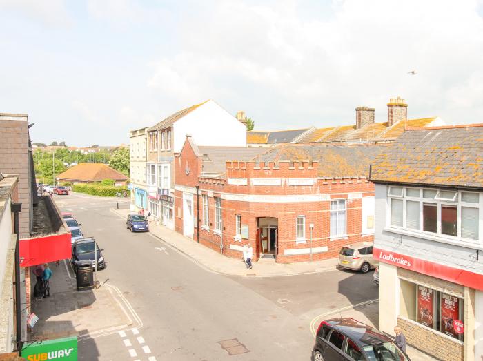 Stone's Throw, Weymouth, Dorset. Close to a beach, a shop and a pub. Garden. Local attractions. WiFi