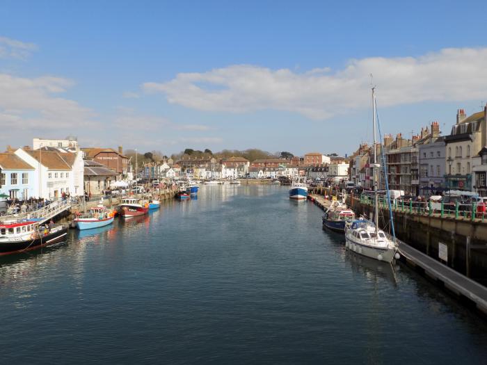 Stone's Throw, Weymouth, Dorset. Close to a beach, a shop and a pub. Garden. Local attractions. WiFi