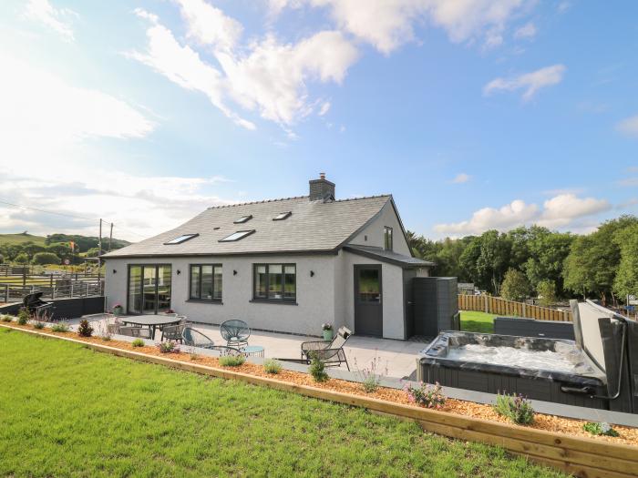 Rhiwmynach is near Aberystwyth, in Ceredigion. Two-bedroom property with woodburning stove. Hot tub.