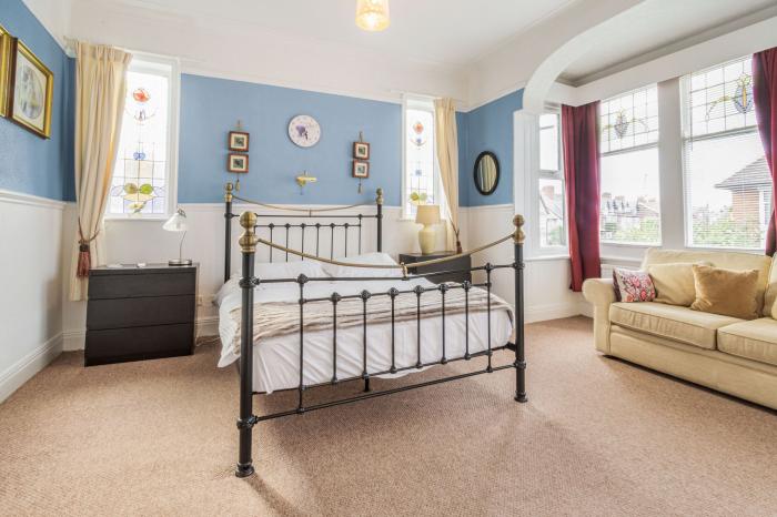 South Bay Beach House, Bridlington, East Yorkshire. Eight-bedroom home near the beach. Pet-friendly.