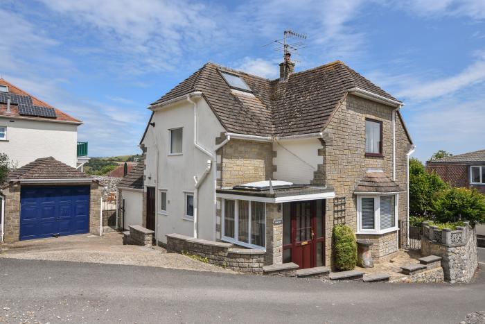 Fawley in Lyme Regis, Dorset. Four bedrooms. Off-road parking. Beach nearby. Electric fire. Smart TV