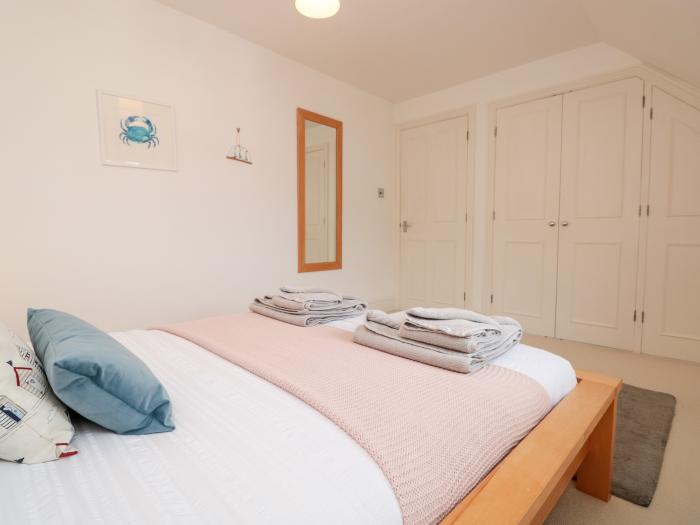 November Cottage, Dittisham, Devon. Smart TV. Close to a shop/pubs. Pet-friendly. Designated parking