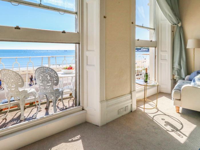 123 On The Sea, Weymouth, Dorset. Near Dorset AONB. Sea views. Close to shop/beach. Private balcony.