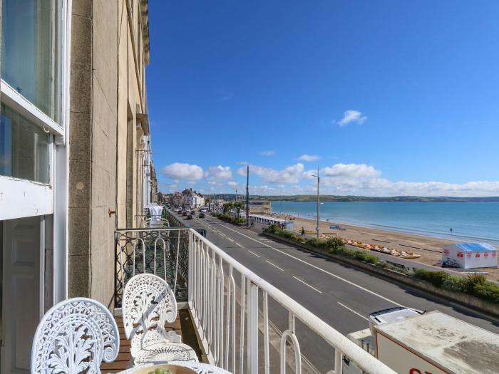 123 On The Sea, Weymouth, Dorset. Near Dorset AONB. Sea views. Close to shop/beach. Private balcony.