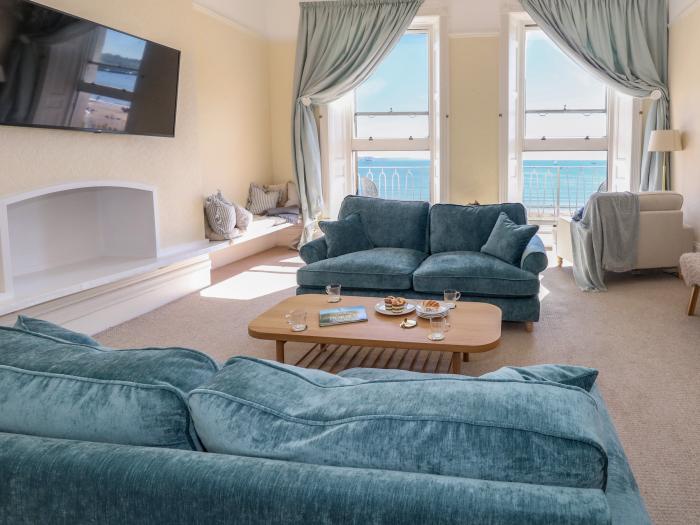 123 On The Sea, Weymouth, Dorset. Near Dorset AONB. Sea views. Close to shop/beach. Private balcony.