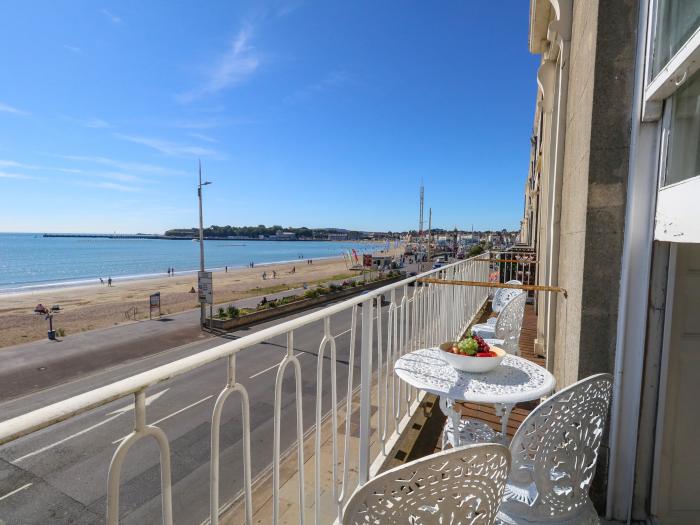 123 On The Sea, Weymouth, Dorset. Near Dorset AONB. Sea views. Close to shop/beach. Private balcony.