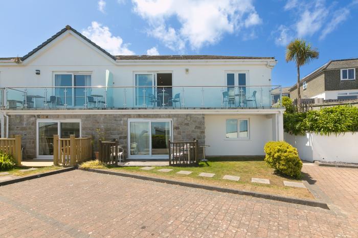 Skysail, Carbis Bay, Cornwall. Duplex apartment. Sea views. Smart TV with Sky. Beach close by. WiFi.