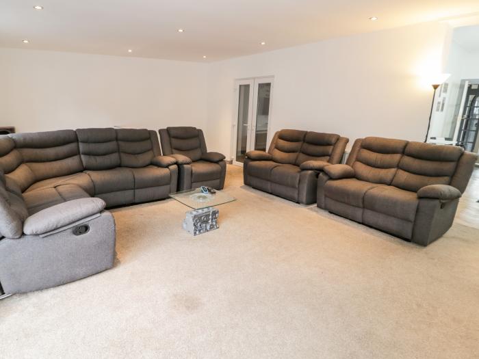 6 The Circle, Prestatyn, Denbighshire, Wales. Close to a shop, a pub and a beach. Games room. Cinema