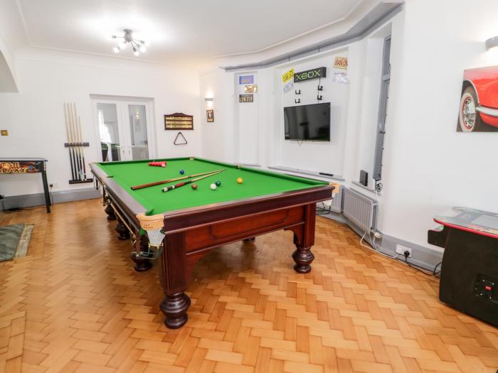 6 The Circle, Prestatyn, Denbighshire, Wales. Close to a shop, a pub and a beach. Games room. Cinema