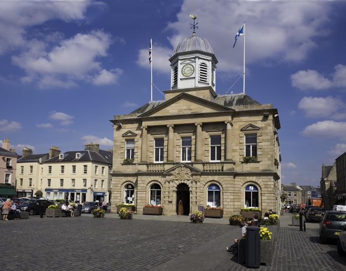 Horsemarket Apartment, Kelso, Scottish Borders. Close to a shop, a pub and river. Woodburning stove.