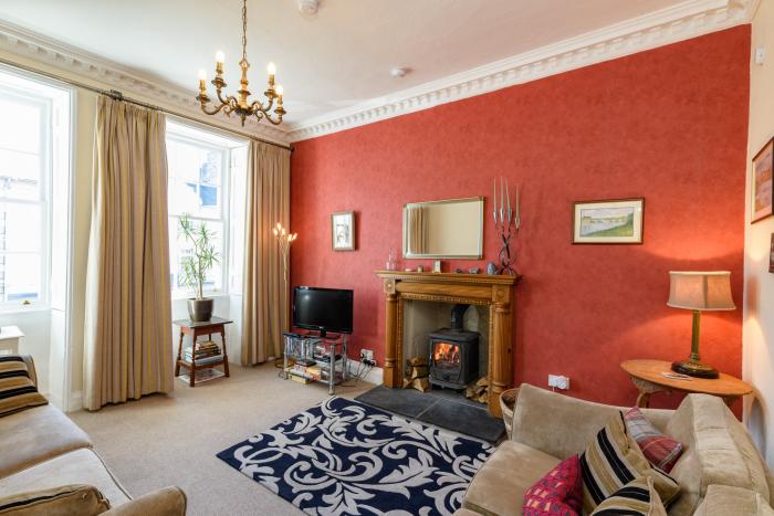 Horsemarket Apartment, Kelso, Scottish Borders. Close to a shop, a pub and river. Woodburning stove.