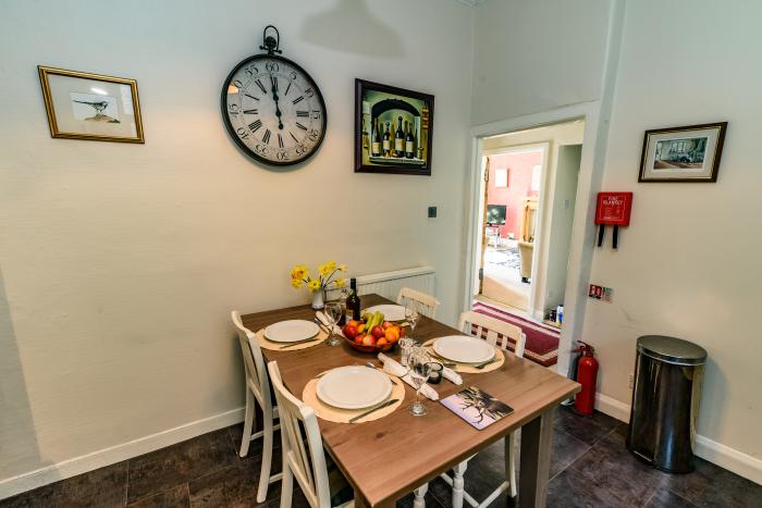 Horsemarket Apartment, Kelso, Scottish Borders. Close to a shop, a pub and river. Woodburning stove.