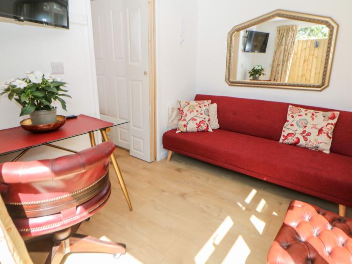 Garden Suite, Dronfield, Derbyshire. Unique. 1 bedroom. Perfect for 2. Single-storey. Electric fire.