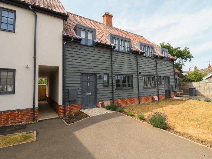 9 Oaks Court, Thorpeness near Aldeburgh, Suffolk. Coastal. Enclosed garden. Pet-friendly. Near AONB.