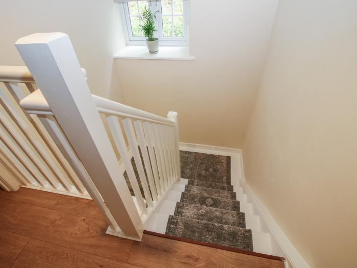 7 Gravels Terrace, Minsterley, Shropshire. Three bedrooms. Enclosed gravelled courtyard and Smart TV