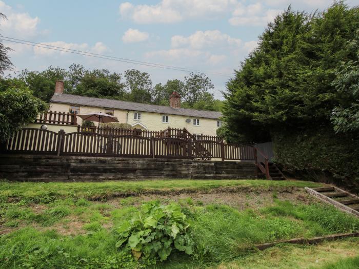 7 Gravels Terrace, Minsterley, Shropshire. Three bedrooms. Enclosed gravelled courtyard and Smart TV