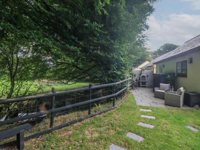 Inny Brook Cottage, Camelford, Cornwall. Summerhouse with electric fire. Superb views. Pet-friendly.