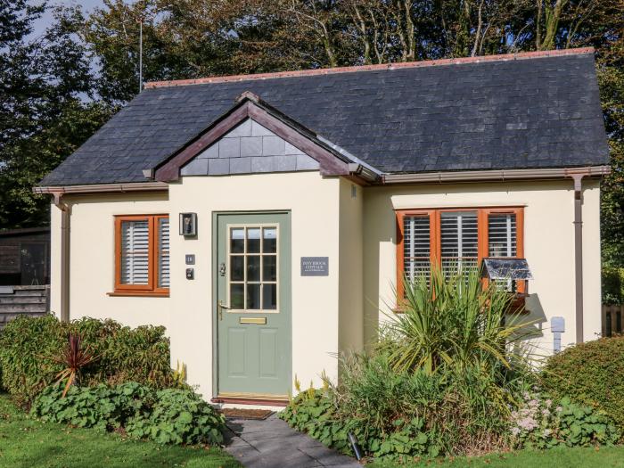 Inny Brook Cottage, Camelford, Cornwall. Summerhouse with electric fire. Superb views. Pet-friendly.