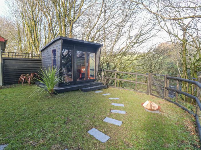 Inny Brook Cottage, Camelford, Cornwall. Summerhouse with electric fire. Superb views. Pet-friendly.