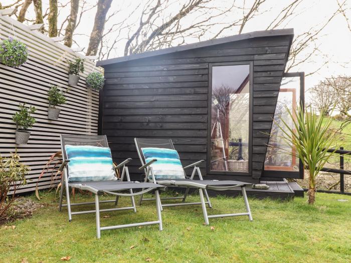 Inny Brook Cottage, Camelford, Cornwall. Summerhouse with electric fire. Superb views. Pet-friendly.