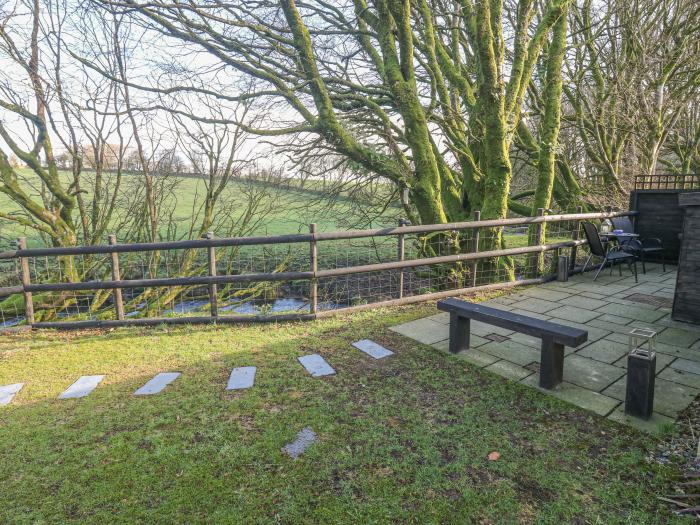 Inny Brook Cottage, Camelford, Cornwall. Summerhouse with electric fire. Superb views. Pet-friendly.