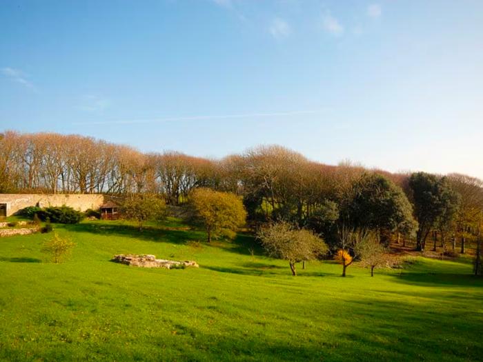 Slade Cottage, St Brides Major, Vale of Glamorgan. Pet-friendly. Beach and coastal path nearby. WiFi