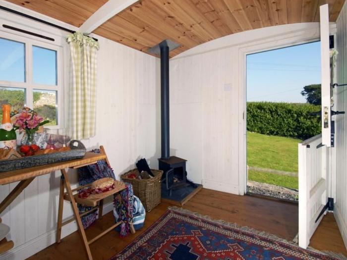 Shepherd's Hut in Southerndown, Vale of Glamorgan. Ideal for couples. Pet-friendly. Country setting.